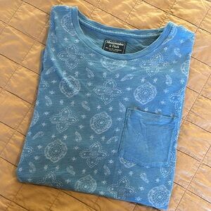 A&F Pocket T-Shirt 🤎